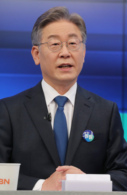이재명 경기도지사가 지난 28일 서울 중구 매경미디어센터 MBN스튜디오에서 MBN과 연합뉴스TV 공동주관으로 열린 본경선 1차 TV토론회에서 카메라테스트를 하고 있다. 국회사진기자단=연합뉴스